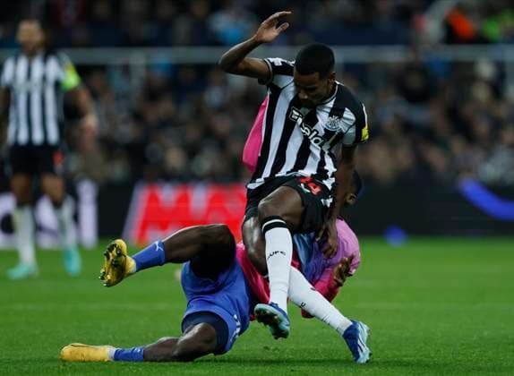 Newcastle United FC v AC Milan: Group F - UEFA Champions League 2023 24 Alexander Isak of Newcastle United is fouled by Yunus Musah of AC Milan during the UEFA Champions League match between Newcastle United FC and AC Milan at St. James Park on December 13, 2023 in Newcastle upon Tyne, United Kingdom. Newcastle upon Tyne St. James Park England United Kingdom Copyright: xRichardxSellers Sportsphoto APLx 13964153