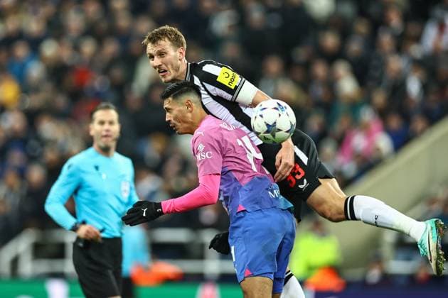UEFA Champions League Newcastle United v AC Milan Dan Burn 33 of Newcastle United fails to connect with the ball during the UEFA Champions League match Newcastle United vs AC Milan at St. James s Park, Newcastle, United Kingdom, 13th December 2023 (Photo by Mark Cosgrove News Images) Newcastle St. James s Park Tyne and Wear United Kingdom Copyright: xMarkxCosgrove NewsxImagesx