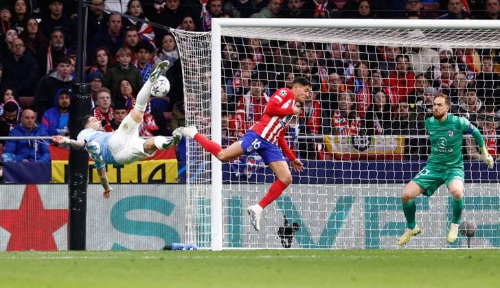 December 13, 2023, MADRID, MADRID, SPAIN: Mattia Zaccagni of SS Lazio and Nahuel Molina of Atletico de Madrid in action during the UEFA Champions League, Group E round 6, football match played between Atletico de Madrid and SS Lazio at Civitas Metropolitano stadium on December 13, 2023, in Madrid, Spain. MADRID SPAIN - ZUMAa181 20231213_zaa_a181_073 Copyright: xOscarxJ.xBarrosox