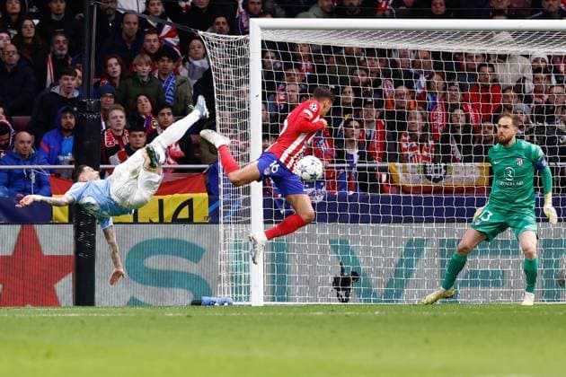 December 13, 2023, MADRID, MADRID, SPAIN: Mattia Zaccagni of SS Lazio and Nahuel Molina of Atletico de Madrid in action during the UEFA Champions League, Group E round 6, football match played between Atletico de Madrid and SS Lazio at Civitas Metropolitano stadium on December 13, 2023, in Madrid, Spain. MADRID SPAIN - ZUMAa181 20231213_zaa_a181_074 Copyright: xOscarxJ.xBarrosox