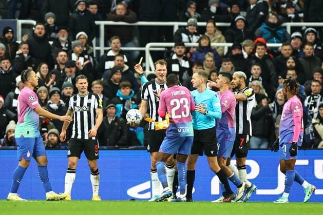 UEFA Champions League Newcastle United v AC Milan Tempers flair after the game as Fabian Schär 5 of Newcastle United receives a yellow card during the UEFA Champions League match Newcastle United vs AC Milan at St. James s Park, Newcastle, United Kingdom, 13th December 2023 (Photo by Mark Cosgrove News Images) Newcastle St. James s Park Tyne and Wear United Kingdom Copyright: xMarkxCosgrove NewsxImagesx