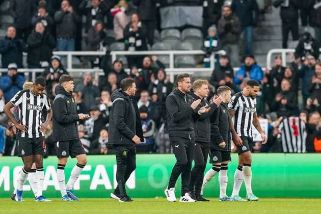 Newcastle United FC v AC Milan Newcastle United Manager Eddie Howe Newcastle United Assistant Manager Jason Tindall Newcastle United defender Jamaal Lascelles (6) applaud the fans after defeat during the Newcastle United FC v AC Milan UEFA Champions League Group F match at St.James Park, Newcastle, United Kingdom on 13 December 2023 Editorial Use Only Copyright: xIMAGO EveryxSecondxMediax ESM-0872-0105