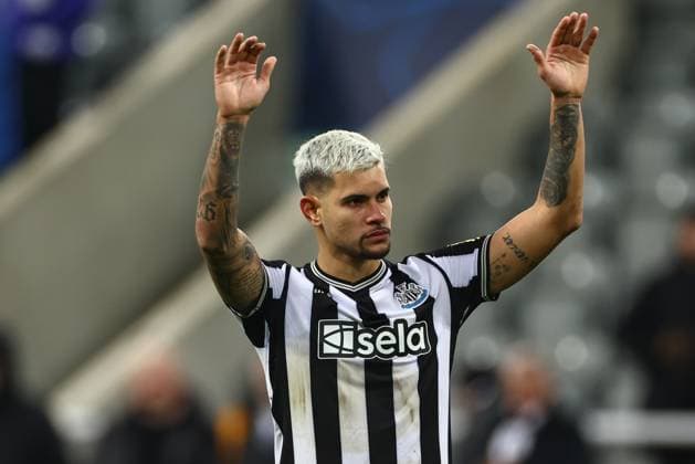 UEFA Champions League Newcastle United v AC Milan Bruno Guimaraes 39 of Newcastle United acknowledges the fans during the UEFA Champions League match Newcastle United vs AC Milan at St. James s Park, Newcastle, United Kingdom, 13th December 2023 (Photo by Mark Cosgrove News Images) Newcastle St. James s Park Tyne and Wear United Kingdom Copyright: xMarkxCosgrove NewsxImagesx