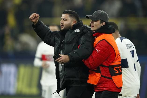 DORTMUND - Fan takes photo with Kylian Mbappe of Paris Saint-Germain during the UEFA Champions League Group F match between Borussia Dortmund and Paris Saint-Germain at Signal Iduna Park on December 13, 2023 in Dortmund, Germany. ANP Hollandse Hoogte Bart Stoutjesdijk UEFA Champions League 2023 24 2023 2024 xVIxANPxSportx xBartxStoutjesdijkxIVx 486228254 originalFilename: 486228254.jpg
