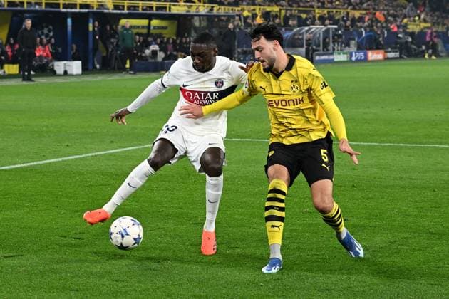 13 12 2023, xsltx, Football UEFA Champions League, Borussia Dortmund Paris St Germain PSG emspor, v l Randal Kolo Muani FC Paris Saint Germain Ramy Bensebaini Borussia Dortmund duel, action, action, battle for the ball DFL DFB REGULATIONS PROHIBIT ANY USE OF PHOTOGRAPHS as IMAGE SEQUENCES and or QUASI VIDEO Dortmund