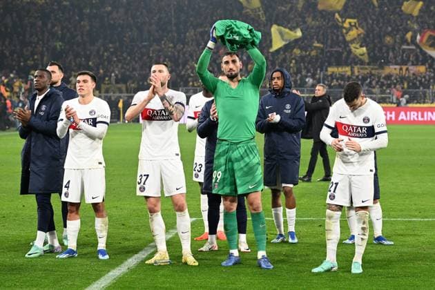 13 12 2023, xsltx, Football UEFA Champions League, Borussia Dortmund Paris St Germain PSG emspor, v l The players thank the fans DFL DFB REGULATIONS PROHIBIT ANY USE OF PHOTOGRAPHS as IMAGE SEQUENCES and or QUASI VIDEO Dortmund