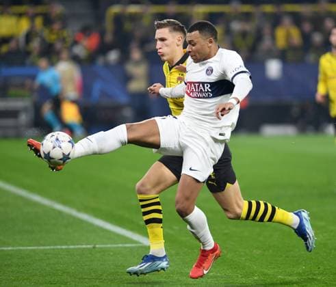 13 12 2023, Dortmund, Germany, Signal Iduna Park, Borussia Dortmund vs Paris Saint Germain UEFA Champions League 2023 2024 Group F, Nico Schlotterbeck Borussia Dortmund and Kylian Mbappe Paris Saint Germain in a duel Photo Ralf Treese Dortmund Signal Iduna Park North Rhine Westphalia Germany 521_BVBPSG20231213_042 Treese-521