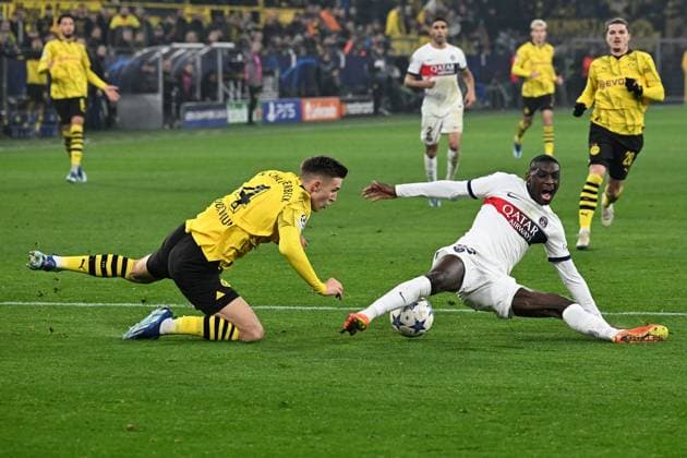 13 12 2023, xsltx, Football UEFA Champions League, Borussia Dortmund Paris St Germain PSG emspor, v l Nico Schlotterbeck Borussia Dortmund Randal Kolo Muani FC Paris Saint Germain Zweikampf, Aktion, action, battle for the ball DFL DFB REGULATIONS PROHIBIT ANY USE OF PHOTOGRAPHS as IMAGE SEQUENCES and or QUASI VIDEO Dortmund