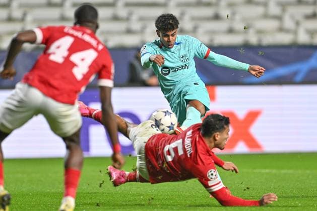 231213 R Antwerp FC vs FC Barcelona, Barca Lamine Yamal (27) of Barcelona pictured shooting towards goal past defending Owen Wijndal (5) of Antwerp during the Uefa Champions League matchday 6 game in group H in the 2023-2024 season between Royal Antwerp FC and FC Barcelona on December 13 , 2023 in Antwerpen, Belgium. (Photo by David Catry Isosport) ANTWERPEN BELGIUM  Copyright: xx 424255