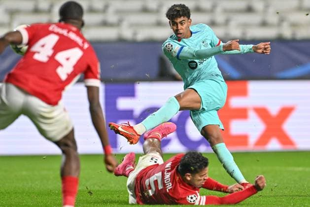 231213 R Antwerp FC vs FC Barcelona, Barca Lamine Yamal (27) of Barcelona pictured shooting towards goal past defending Owen Wijndal (5) of Antwerp during the Uefa Champions League matchday 6 game in group H in the 2023-2024 season between Royal Antwerp FC and FC Barcelona on December 13 , 2023 in Antwerpen, Belgium. (Photo by David Catry Isosport) ANTWERPEN BELGIUM  Copyright: xx 424257