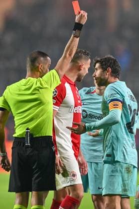 Sport Themen der Woche KW50 Sport Bilder des Tages 231213 R Antwerp FC vs FC Barcelona, Barca Sergi Roberto (20) of Barcelona receives a red card from referee Marco Guida of Italy that will be recalled afterwards by the VAR during the Uefa Champions League matchday 6 game in group H in the 2023-2024 season between Royal Antwerp FC and FC Barcelona on December 13 , 2023 in Antwerpen, Belgium. (Photo by David Catry Isosport) ANTWERPEN BELGIUM  Copyright: xx 424264