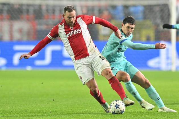 231213 R Antwerp FC vs FC Barcelona, Barca Vincent Janssen (18) of Antwerp fighting for the ball with Andreas Christensen (15) of Barcelona during the Uefa Champions League matchday 6 game in group H in the 2023-2024 season between Royal Antwerp FC and FC Barcelona on December 13 , 2023 in Antwerpen, Belgium. (Photo by David Catry Isosport) ANTWERPEN BELGIUM  Copyright: xx 424267