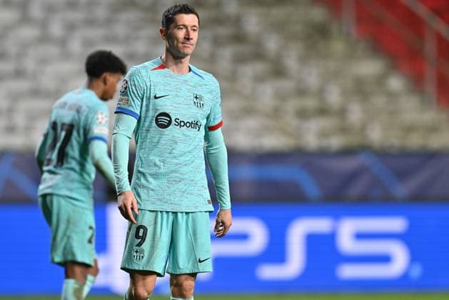 231213 R Antwerp FC vs FC Barcelona, Barca Robert Lewandowski (9) of Barcelona looking dejected and disappointed during the Uefa Champions League matchday 6 game in group H in the 2023-2024 season between Royal Antwerp FC and FC Barcelona on December 13 , 2023 in Antwerpen, Belgium. (Photo by David Catry Isosport) ANTWERPEN BELGIUM  Copyright: xx 424270