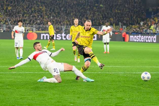 v l Lucas HERNANDEZ PSG , Marius WOLF DO , Goal chance, Action, Duel, Football Champions League, Preliminary round, Matchday 6, Borussia Dortmund DO Paris St Germain PSG , on 13 12 2023 in Dortmund Germany UEFA regulations prohibit any use of photographs as image sequences and or quasi video Â