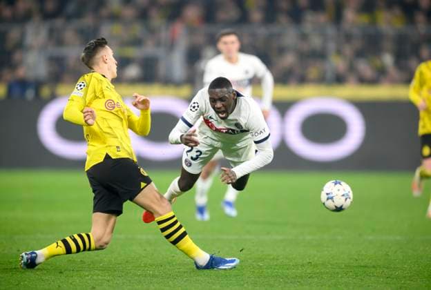 v l Nico SCHLOTTERBECK DO , Randal KOLO MUANI PSG , action, duel, Football Champions League, preliminary round, matchday 6, Borussia Dortmund DO Paris St Germain PSG , on 13 12 2023 in Dortmund Germany UEFA regulations prohibit any use of photographs as image sequences and or quasi video Â