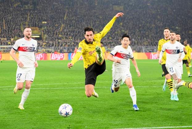 v l Milan SKRINIAR PSG , Mats HUMMELS DO , Kang In LEE PSG Goal chance, action, duel, Football Champions League, preliminary round, matchday 6, Borussia Dortmund DO Paris St Germain PSG , on 13 12 2023 in Dortmund Germany UEFA regulations prohibit any use of photographs as image sequences and or quasi video Â