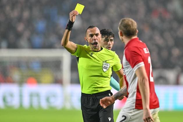 231213 R Antwerp FC vs FC Barcelona, Barca referee Marco Guida of Italy gives Ritchie De Laet (2) of Antwerp the yellow card during the Uefa Champions League matchday 6 game in group H in the 2023-2024 season between Royal Antwerp FC and FC Barcelona on December 13 , 2023 in Antwerpen, Belgium. (Photo by David Catry Isosport) ANTWERPEN BELGIUM  Copyright: xx 424292