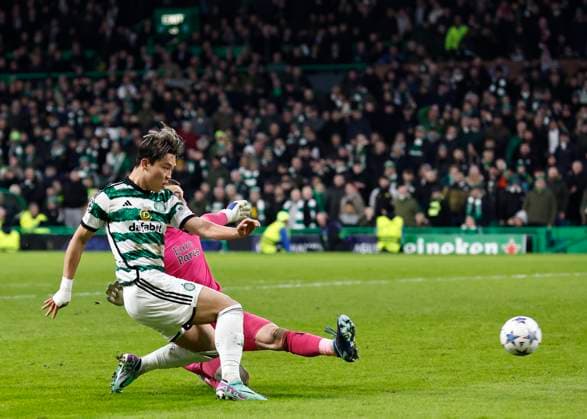 Celtic v Feyenoord Rotterdam UEFA Champions League Oh Hyeon-Gyu of Celtic shoots under pressure from Justin Bijlow of Feyenoord Rotterdam during the UEFA Champions League Group E match at Celtic Park, Glasgow Copyright: xFredxPalmerx FIL-19372-0078 UK Newspapers OUT