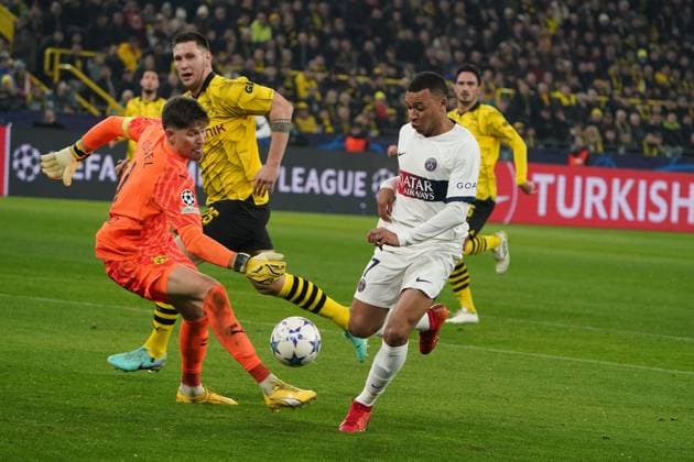 Football, UEFA Champions League ,2023 2024 season, Group stage, Group F Borussia Dortmund Paris St Germain , SignalIduna Park Dortmund Gregor Kobel BVB TW ,Kylian Mbappe Paris St Germain,