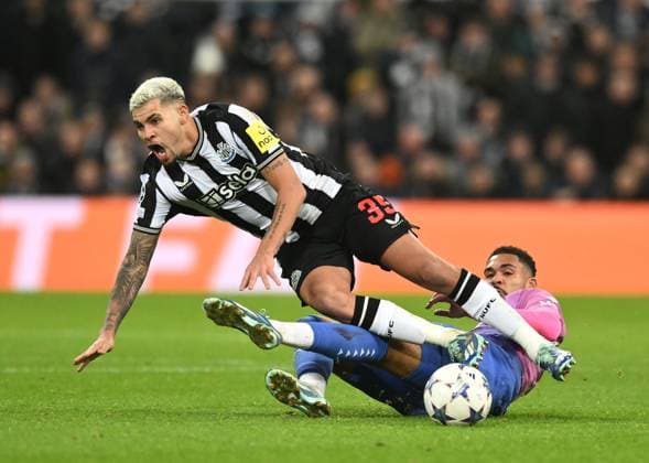 Ruben Loftus-Cheek of AC Milan challenges Bruno Guimaraes of Newcastle United Newcastle United v AC Milan, UEFA Champions League, Group F, Football, St James Park, Newcastle, UK - 13 Dec 2023 EDITORIAL USE ONLY No use with unauthorised audio, video, data, fixture lists, club league logos or live services. Online in-match use limited to 120 images, no video emulation. No use in betting, games or single club league player publications. Copyright: xRichardxLee Shutterstockx 14254244dd