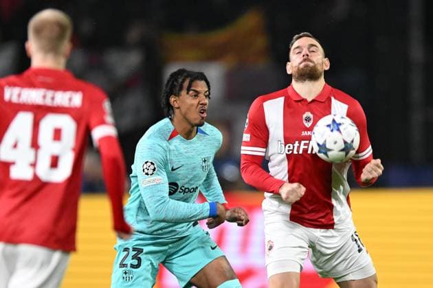 ANTWERP - (l-r) Arthur Vermeeren of Royal Antwerp FC, Jules Kounde of FC Barcelona, Barca Vincent Janssen of Royal Antwerp FC during the UEFA Champions League match in group H between Royal Antwerp FC and FC Barcelona at the Bosuil Stadium on December 13, 2023 in Antwerp, Belgium . ANP Hollandse Hoogte UEFA Champions League 2023 24 2023 2024 xVIxANPxSportx xGerritxvanxKeulenxIVx 486233552 originalFilename: 486233552.jpg