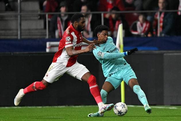 ANTWERP - (l-r) Gyrano Kerk of Royal Antwerp FC, Alejandro Balde of FC Barcelona, Barca during the UEFA Champions League group H match between Royal Antwerp FC and FC Barcelona at the Bosuil Stadium on December 13, 2023 in Antwerp, Belgium. ANP Hollandse Hoogte UEFA Champions League 2023 24 2023 2024 xVIxANPxSportx xGerritxvanxKeulenxIVx 486233586 originalFilename: 486233586.jpg