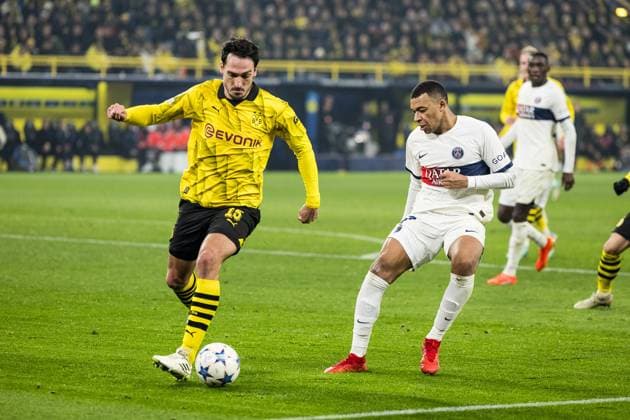 UEFA Champions League Borussia Dortmund FC Paris Saint Germain 13 12 2023 duel Mats Hummels Borussia Dortmund, 15 , Kylian Mbappé FC Paris Saint Germain, 7 UEFA Champions League matchday 6 Borussia Dortmund FC Paris Saint Germain, Dortmund, SIGNAL IDUNA PARK on 13 12 2023 DFL REGULATIONS PROHIBIT ANY USE OF PHOTOGRAPHS AS IMAGE SEQUENCES AND OR QUASI VIDEO Copyright: xBEAUTIFULxSPORTS Wunderlx