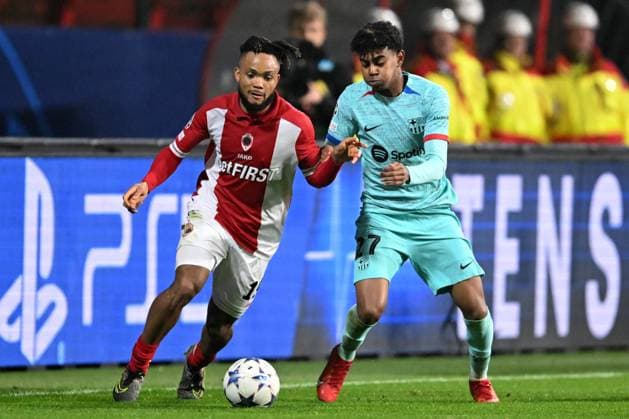 ANTWERP - (l-r) Chidera Ejuke of Royal Antwerp FC, Lamine Yamal of FC Barcelona, Barca during the UEFA Champions League group H match between Royal Antwerp FC and FC Barcelona at the Bosuil Stadium on December 13, 2023 in Antwerp, Belgium. ANP Hollandse Hoogte UEFA Champions League 2023 24 2023 2024 xVIxANPxSportx xGerritxvanxKeulenxIVx 486233632 originalFilename: 486233632.jpg