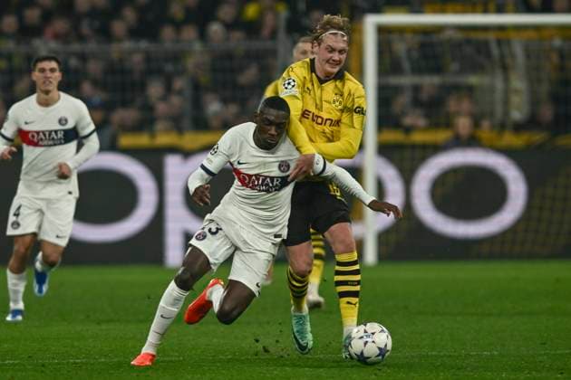 from left in duel Randal Kolo Muani 23, Paris Saint Germain Julian Brandt 19, Borussia Dortmund 13 12 2023 Soccer, Champions League, Borussia Dortmund vs Paris St Germain, Signal Iduna Park, Dortmund, NRW Germany Copyright: xpepphotox xHorstxMauelshagenx pep00321, pep_20231213_hm