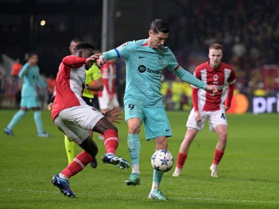 ANTWERP - (l-r) Mandela Keita of Royal Antwerp FC, Robert Lewandowski of FC Barcelona, Barca during the UEFA Champions League group H match between Royal Antwerp FC and FC Barcelona at the Bosuil Stadium on December 13, 2023 in Antwerp, Belgium. ANP Hollandse Hoogte UEFA Champions League 2023 24 2023 2024 xVIxANPxSportx xGerritxvanxKeulenxIVx 486233683 originalFilename: 486233683.jpg
