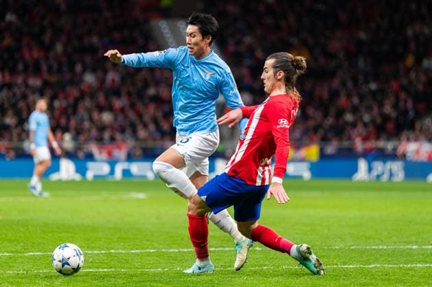 Uefa Champions League 23 24: Atletico Madrid vs Lazio Daichi Kamada of Lazio seen in action against Rodrigo De Paul of Atletico Madrid during during the Champions League football match between Atletico Madrid and Lazio at Metropolitano Stadium in Madrid, Spain. Madrid Estadio Metropolitano Madrid Spain Copyright: xAlbertoxGardinx AGardin_20231213_football_Champions_Atletico Madrid vs Lazio_295