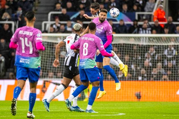 St. James Park NEWCASTLE UPON TYNE, ENGLAND - DECEMBER 13: Olivier Giroud of AC Milan and Fabian Schär of Newcastle United battle for the ball during the UEFA Champions League Group Stage match between Newcastle United FC and AC Milan at St. James Park on December 13, 2023 in Newcastle upon Tyne, England. (Richard Callis SPP) Copyright: xRichardxCallisx xSPPx spp-en-EuSpIm-RC3_Newcastle_ACMilan_13Dec2023_RCA-2927