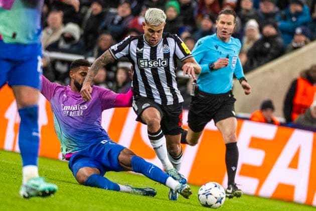 St. James Park NEWCASTLE UPON TYNE, ENGLAND - DECEMBER 13: Bruno Guimaraes of Newcastle United being tackled by Ruben Loftus-Cheek of AC Milan during the UEFA Champions League Group Stage match between Newcastle United FC and AC Milan at St. James Park on December 13, 2023 in Newcastle upon Tyne, England. (Richard Callis SPP) Copyright: xRichardxCallisx xSPPx spp-en-EuSpIm-RC3_Newcastle_ACMilan_13Dec2023_RCA-4455