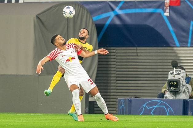 Leipzig, Germany 13 December 2023 Champions League 2023 2024 RB Leipzig vs Young Boys Bern In the picture from left in the duel Benjamin Henrichs Leipzig and Meschak Elia Bern Copyright: xFotostandx xNachtigallx