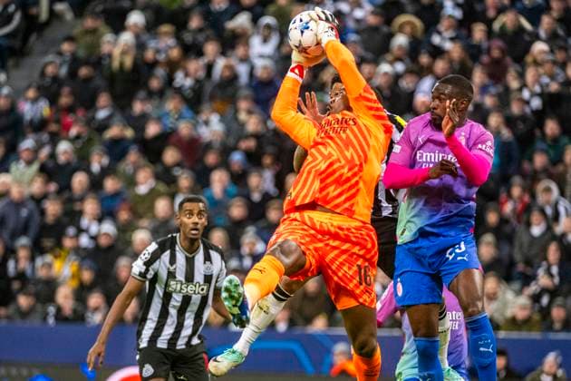 St. James Park NEWCASTLE UPON TYNE, ENGLAND - DECEMBER 13: Mike Maignan of AC Milan makes save during the UEFA Champions League Group Stage match between Newcastle United FC and AC Milan at St. James Park on December 13, 2023 in Newcastle upon Tyne, England. (Richard Callis SPP) Copyright: xRichardxCallisx xSPPx spp-en-EuSpIm-RC3_Newcastle_ACMilan_13Dec2023_RCA-4894