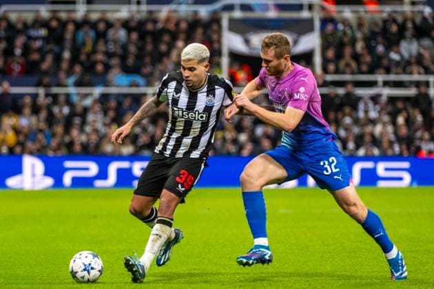 St. James Park NEWCASTLE UPON TYNE, ENGLAND - DECEMBER 13: Bruno Guimaraes of Newcastle United holds of Tommaso Pobega of AC Milan during the UEFA Champions League Group Stage match between Newcastle United FC and AC Milan at St. James Park on December 13, 2023 in Newcastle upon Tyne, England. (Richard Callis SPP) Copyright: xRichardxCallisx xSPPx spp-en-EuSpIm-RC3_Newcastle_ACMilan_13Dec2023_RCA-5527
