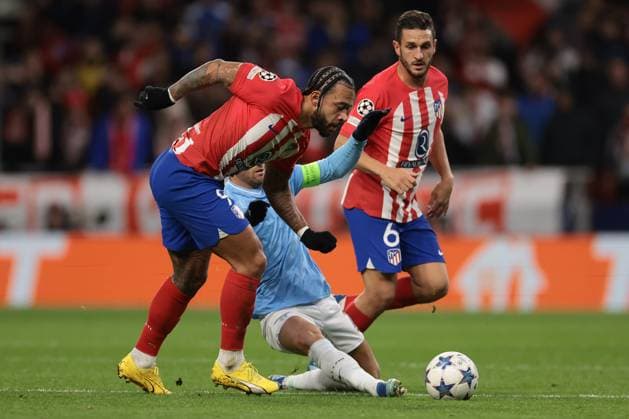 Madrid, Spain, 13th December 2023. Koke of Atletico Madrid looks on as team mate Memphis Depay clashes with Felipe Anderson of SS Lazio during the UEFA Champions League match at Civitas Metropolitan Stadium, Madrid. Picture credit should read: Jonathan Moscrop Sportimage EDITORIAL USE ONLY. No use with unauthorised audio, video, data, fixture lists, club league logos or live services. Online in-match use limited to 120 images, no video emulation. No use in betting, games or single club league player publications. SPI-2787-0072