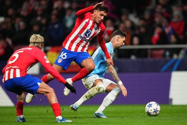 Mattia Zaccagni of SS Lazio and Nahuel Molina of Atletico de Madrid Atletico de Madrid v SS Lazio, UEFA Champions League match, Group E, date 6. Football, Civitas Metropolitano Stadium, Madrid, Spain - 13 December 2023 Editorial use only  Copyright: xPRESSINPHOTO Shutterstockx 14256702av