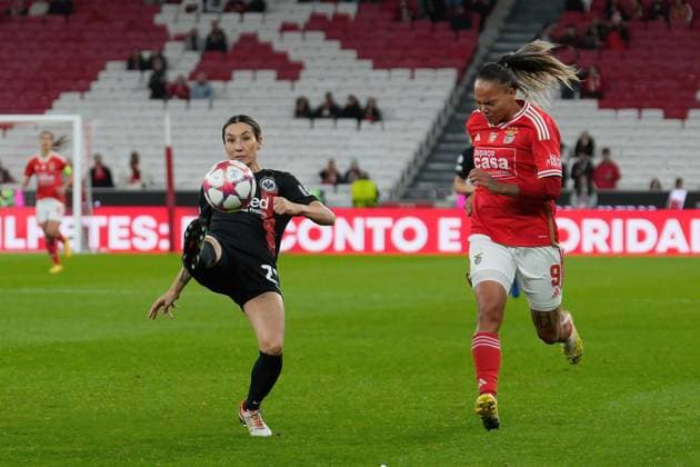 December 13, 2023, Lisbon, Portugal: Sara Doorsoun of SG Eintracht Frankfurt (L) and Nycole Raysla of SL Benfica (R) seen in action during the UEFA Women s Champions League Group A football match between SL Benfica and SG Eintracht Frankfurt at Estadio da Luz. Final score; SL Benfica 1:0 SG Eintracht Frankfurt. Lisbon Portugal - ZUMAs197 20231213_aaa_s197_143 Copyright: xBrunoxdexCarvalhox