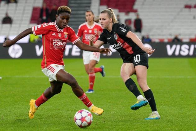 Sport Bilder des Tages December 13, 2023, Lisbon, Portugal: Christy Ucheibe of SL Benfica (L) and Laura Freigang of SG Eintracht Frankfurt (R) seen in action during the UEFA Women s Champions League Group A football match between SL Benfica and SG Eintracht Frankfurt at Estadio da Luz. Final score; SL Benfica 1:0 SG Eintracht Frankfurt. Lisbon Portugal - ZUMAs197 20231213_aaa_s197_156 Copyright: xBrunoxdexCarvalhox