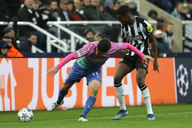 Newcastle United FC v AC Milan: Group F - UEFA Champions League 2023 24 Alexander Isak of Newcastle United is being challenged by Christian Pulisic of AC Milan during the UEFA Champions League Group F match between Newcastle United and Associazione Calcio Milan at St. James s Park in Newcastle, on December 13, 2023. Newcastle Tyne and Wear United Kingdom  Copyright: xMIxNewsx originalFilename:fletcher-newcastl231213_npDHO.jpg