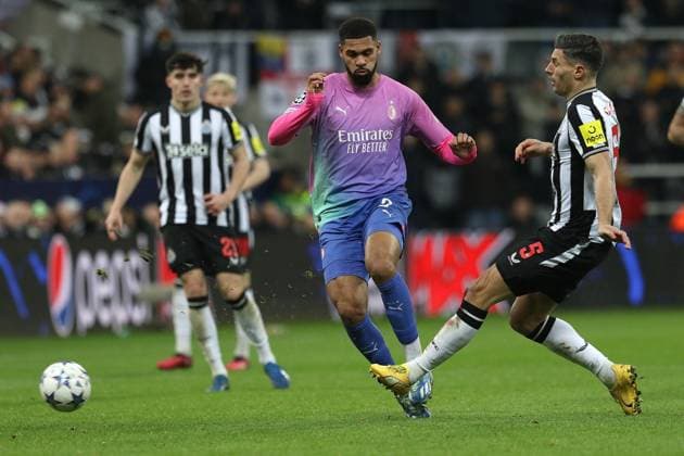 Newcastle United FC v AC Milan: Group F - UEFA Champions League 2023 24 Fabian Schar of Newcastle United is challenging Ruben Loftus-Cheek of AC Milan during the UEFA Champions League Group F match between Newcastle United and Associazione Calcio Milan at St. James s Park in Newcastle, on December 13, 2023. Newcastle Tyne and Wear United Kingdom  Copyright: xMIxNewsx originalFilename:fletcher-newcastl231213_npDj9.jpg