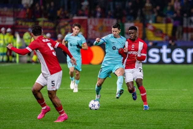 Antwerpia Royal FC FC Barcelona, Barca Antwerpia 13.12.2023 UEFA Liga Mistrzow Na zdjeciu Robert Lewandowski Mandela Keita PIOTR JAGIELOWICZ NEWSPIX.PL Antwerp Royal FC FC Barcelona Antwerp 13.12.2023 UEFA Champions League On picture Robert Lewandowski Mandela Keita PIOTR JAGIELOWICZ NEWSPIX.PL --- Newspix.pl  antwerpiabarcelona2023 (16)