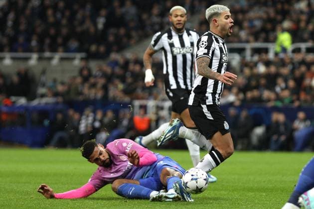 Newcastle United FC v AC Milan: Group F - UEFA Champions League 2023 24 Bruno Guimaraes of Newcastle United is being challenged by Ruben Loftus-Cheek of AC Milan during the UEFA Champions League Group F match between Newcastle United and Associazione Calcio Milan at St. James s Park in Newcastle, on December 13, 2023. Newcastle Tyne and Wear United Kingdom  Copyright: xMIxNewsx originalFilename:fletcher-newcastl231213_npKN5.jpg