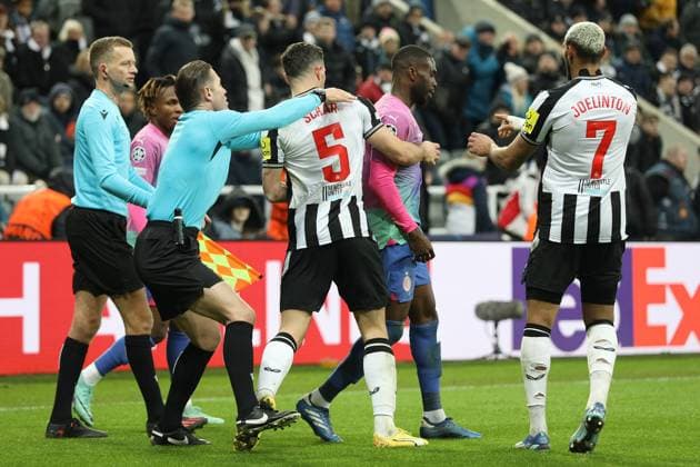 Newcastle United FC v AC Milan: Group F - UEFA Champions League 2023 24 Referee Danny Makkelie is holding back Fabian Schar of Newcastle United as tempers flare during the UEFA Champions League Group F match between Newcastle United and Associazione Calcio Milan at St. James s Park in Newcastle, on December 13, 2023. Newcastle Tyne and Wear United Kingdom  Copyright: xMIxNewsx originalFilename:fletcher-newcastl231213_npLYT.jpg
