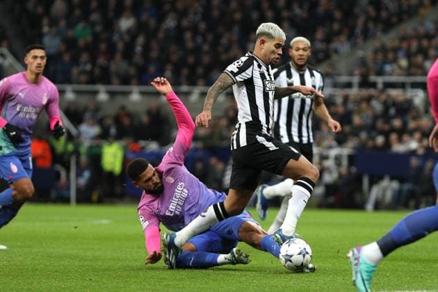 Newcastle United FC v AC Milan: Group F - UEFA Champions League 2023 24 Bruno Guimaraes of Newcastle United is being challenged by Ruben Loftus-Cheek of AC Milan during the UEFA Champions League Group F match between Newcastle United and Associazione Calcio Milan at St. James s Park in Newcastle, on December 13, 2023. Newcastle Tyne and Wear United Kingdom  Copyright: xMIxNewsx originalFilename:fletcher-newcastl231213_nptr7.jpg
