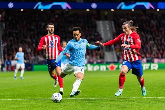 Atletico Madrid v SS Lazio: Group E - UEFA Champions League 2023 24 Felipe Anderson of Lazio is seen in action against Mario Hermoso and Caglar Soyuncu of Atletico Madrid during the Champions League football match at Metropolitano Stadium in Madrid, Spain. Madrid Madrid Spain  Copyright: xAlbertoxGardinx originalFilename:gardin-uefacham231213_npnyp.jpg
