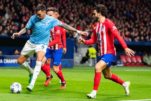 Atletico Madrid v SS Lazio: Group E - UEFA Champions League 2023 24 Matias Vecino of Lazio is in action against Saul Niguez and Mario Hermoso of Atletico Madrid during the Champions League football match at Metropolitano Stadium in Madrid, Spain. Madrid Madrid Spain  Copyright: xAlbertoxGardinx originalFilename:gardin-uefacham231213_npyXa.jpg
