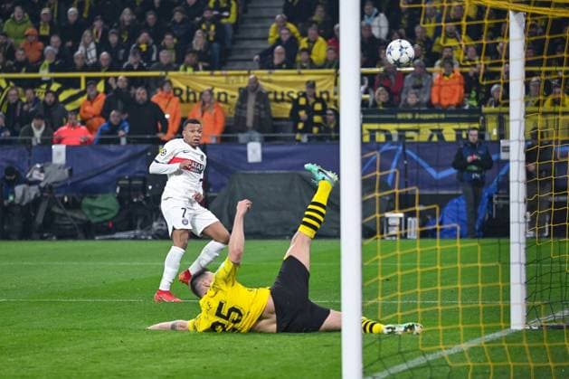 13 12 2023, Football, UCL, UEFA Champions League, Group stage, Matchday 6, Season 2023 2024, Borussia Dortmund Paris St Germain, Niklas Süle Borussia Dortmund stomps away Kylian MbappÃ Paris St Germains shot on goal xRHR PHOTO TKx Copyright: TeresaxKroeger RHR-FOTOx RHR-FOTO TK