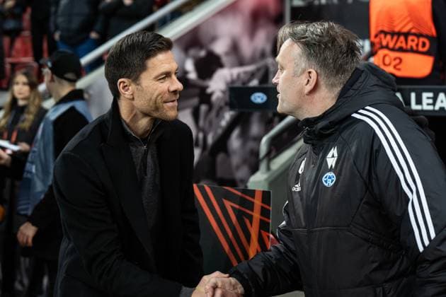 GER, UEFA Europa League Matchday 6, Bayer 04 Leverkusen vs Molde Fotballklubb 14 12 2023, BayArena, Leverkusen, GER, UEFA Europa League Matchday 6, Bayer 04 Leverkusen vs Molde Fotballklubb In the picture Xabi Alonso Head Coach, Bayer 04 Leverkusen and Erling Moe Head Coach Head Coach, Molde Fotballklubb before the match and shake hands nordphotoxGmbHxx xChristianxSchulze nph000300